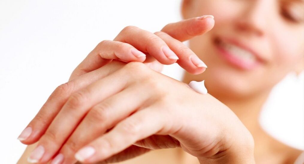 aplicação de creme para as mãos para rejuvenescer a pele