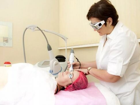 Cosmetologista realiza procedimento de rejuvenescimento a laser